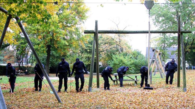 Nach dem Tötungsdelikt in Grönwohld suchten Beamte der 1. Einsatzhundertschaft aus Eutin und der Mordkommission aus Lübeck einen Spielplatz in der Ortsmitte nach Spuren und der möglichen Tatwaffe.