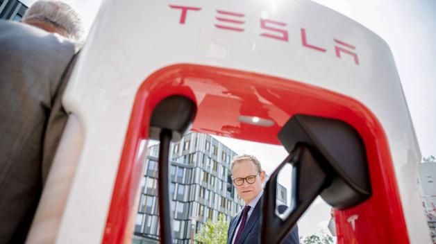 Teslas "Supercharger" sind bislang nur für Tesla-Faher nutzbar. Verkehrsminister Andreas Scheuer will das ändern.