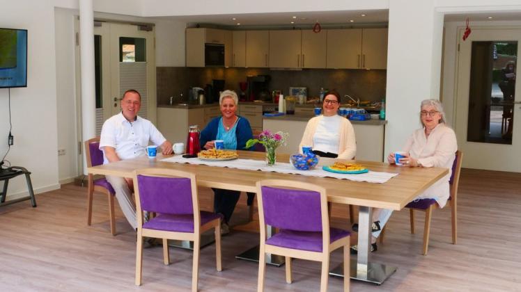 Haben schon einmal in der neuen Wohnküche Platz genommen: Projektleiter Frank Deutschun, Hospiz-Leiterin Gisela Albers, Geschäftsführerin Sigrun Deneke  und die stellvertretende Leiterin Petra Bones (von links).