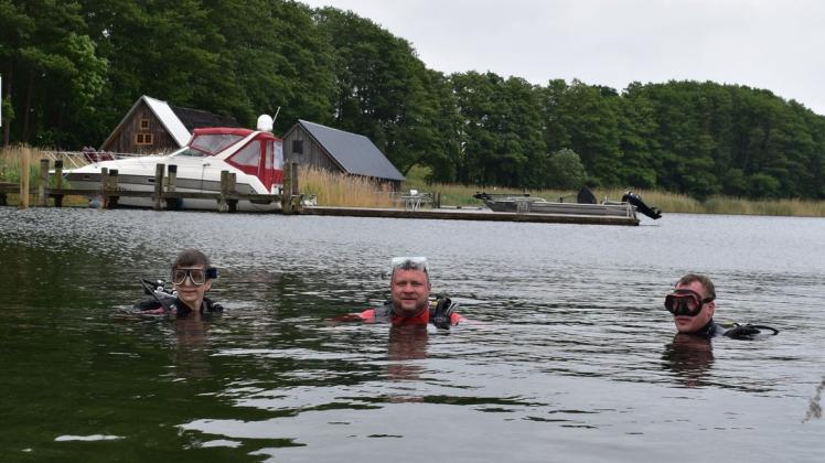 Gemeinsam mit Ramona Baumann (l.) und Mirko Reikert (r.) wagte Mario Schröder von der Awo einen Tauchgang im Plauer See.