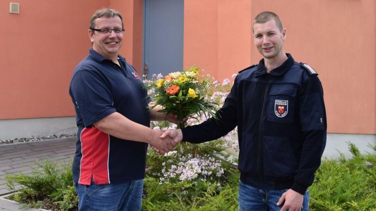 Blumen und Glückwünsche für die Wiederwahl zum stellvertretenden Gemeindewehrführer bekam Wenzel Hartmann (r.) auch von Timo Untrieser.