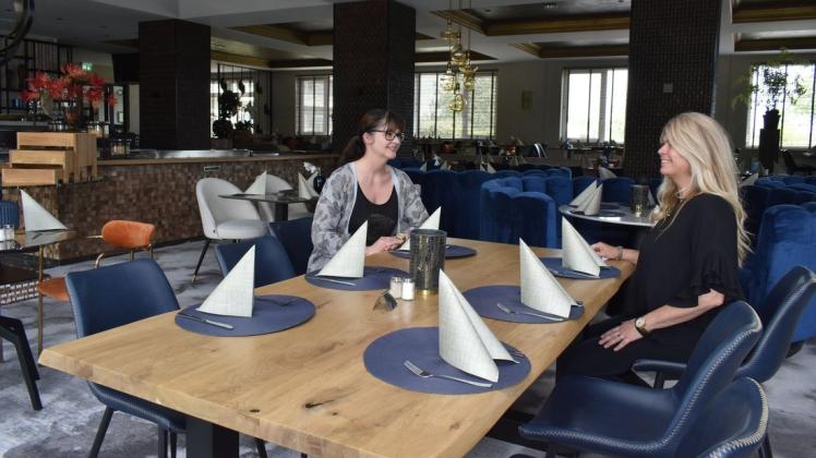 Marketing-Chefin Heike Gebauer (r.) und die operationelle Managerin Doreen Camenz besprechen sich im Restaurant des Van der Valk Linstow Resorts.