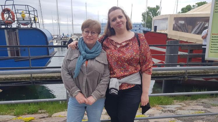 Susanne Maly (l.) und Mareike Klindt kamen am Freitag für einen Tagesausflug aus Lübeck. Warnemünde sei schließlich besser als Travemünde, finden sie.