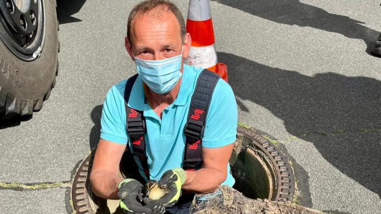 Entenküken gerettet: Die Feuerwehr Schierbrok-Schönemoor hat das Tier aus der Kanalisation gerettet.