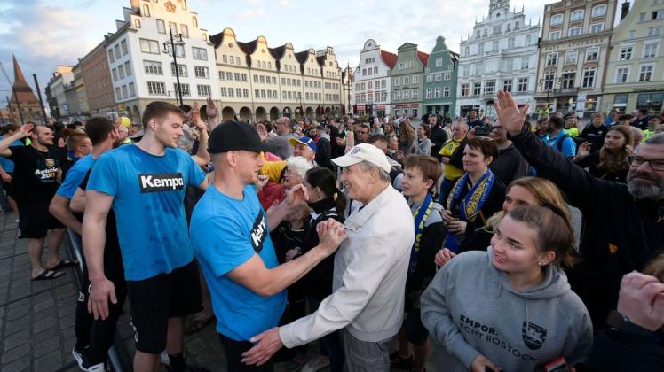 Ein Dankeschön der Empor-Spieler, hier von Tim Völzke und Dennis Mehler, für die 400 vor dem Rathaus versammelten Fans
