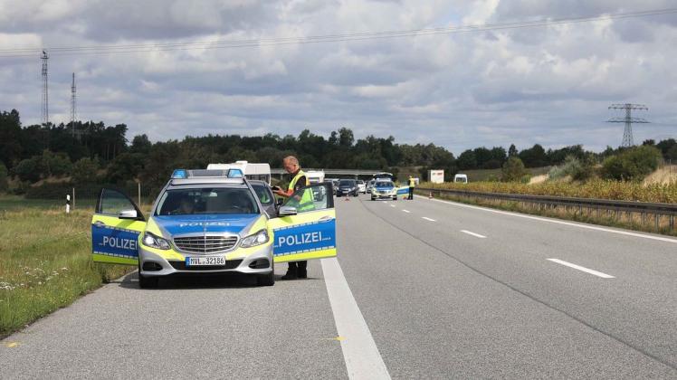 Die Polizei musste am Sonntag die Autobahn 19 zwischen Linstow und Malchow wegen der Bergung eines Wohnmobils nach einem Unfall sperren.