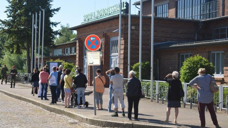 Montagmorgen vor der Sport- und Kongresshalle Güstrow: Die Schlange der Impfwilligen zum Start der neuen Impfaktion des Landkreises Rostock blieb überschaubar.