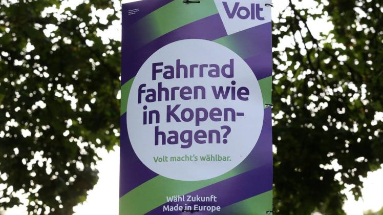 Die Verkehrspolitik ist in Osnabrück ein strittiges Dauerbrenner-Thema. Sollte die junge Partei Volt in den Rat gewählt werden, will sie sich für einen sicheren Radverkehr stark machen. (Wahlplakat aus der Stadt Freudenberg)