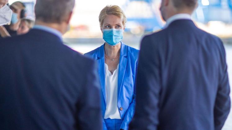 Manuela Schwesig (SPD), Ministerpräsidentin von Mecklenburg-Vorpommern, spricht nach der Konferenz des "Zukunftsbündnis MV", mit Teilnehmern vor dem Technologiezentrum am Hafen Wismar.