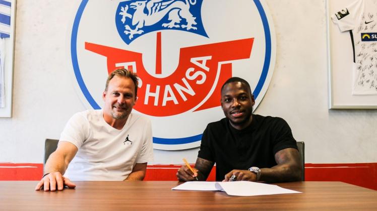 Streli Mamba (r.) verstärkt Hansa Rostock zunächst auf Leihbasis. Sportvorstand Martin Pieckenhagen hat aber eine Kaufoption in den Vertrag verhandelt.