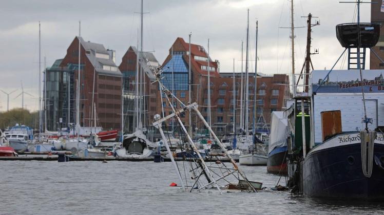 Der Fischkutter "Wernigerode" war Anfang Mai im Rostocker Stadthafen gesunken. Die Feuerwehr war mit einem Großaufgebot im Einsatz.