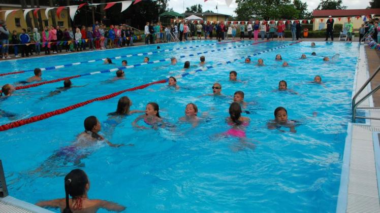 Auch die Grundschüler aus Groß Warnow und Karstädt gehen am Freitag beim 12-Stunden-Schwimmen wieder an den Start.