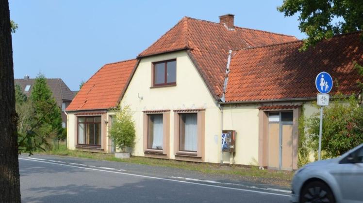 An der Hauptstraße in Falkenburg soll ein altes Gebäude durch ein neues Mehrfamilienhaus ersetzt werden.