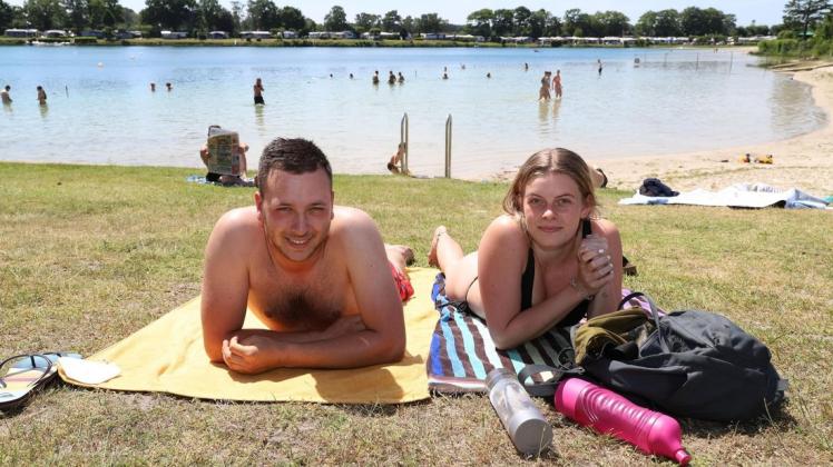 Dennis Fincke aus Bremen und Chiara Ruprich aus Oldenburg nutzen ein paar Urlaubstage auf dem Campingplatz, um bei den Sommertemperaturen am Steller See zu entspannen.
