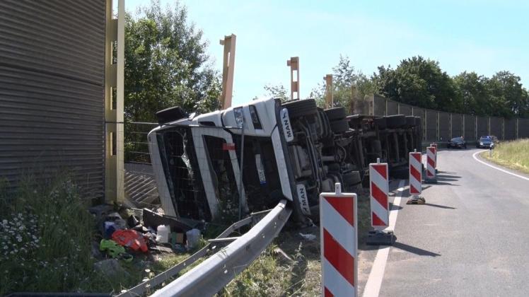 Auch am Mittwochvormittag liegt der umgekippte Lastwagen noch an der Unfallstelle an der Auffahrt Osnabrück-Nord zur A1 Richtung Bremen. Erste Elemente der Lärmschutzwand sind abgebaut.