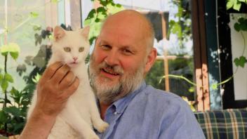 Die kleine weiße Katze Josi ist taub. Bei Björn Hansens Familie in Wimmer hat sie ein liebevolles Zuhause gefunden, wo es ihr sehr gut geht.