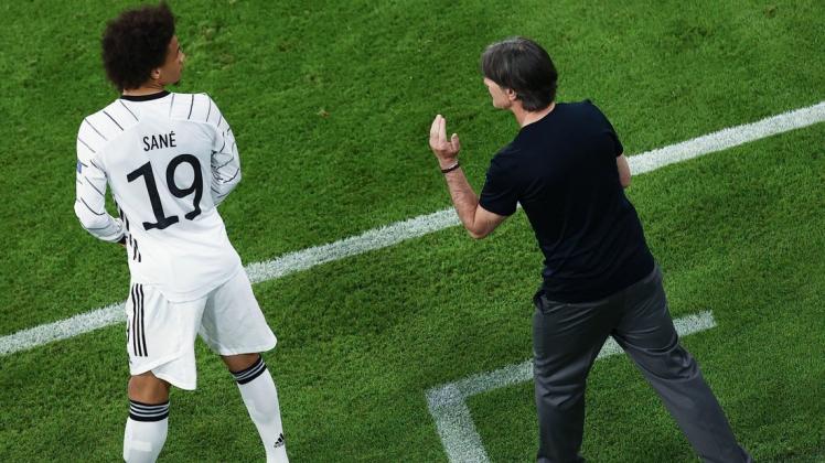 Bundestrainer Joachim Löw (rechts) und Leroy Sané stehen mit der deutschen Mannschaft gegen Portugal unter Druck.