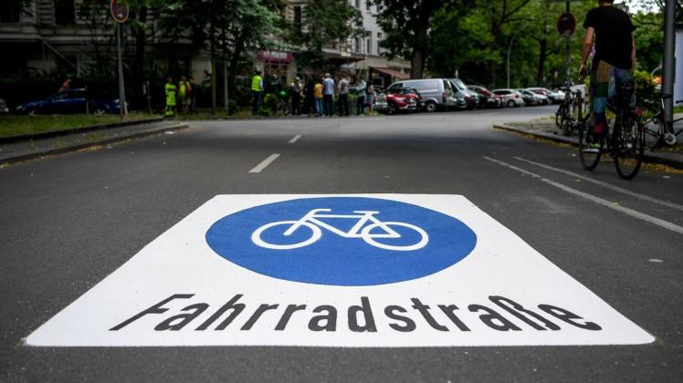 In einer Fahrradstraße dürfen Radfahrer nebeneinander fahren und Autos dürfen maximal 30 Kilometer pro Stunde fahren.