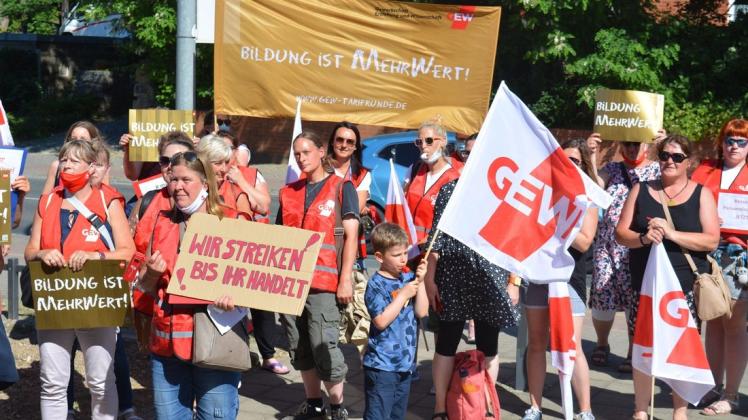 Für mehr Kita-Personal im Landkreis Rostock: Knapp 50 Erzieherinnen demonstrierten am Mittwoch vor der Kreistagssitzung in Güstrow.