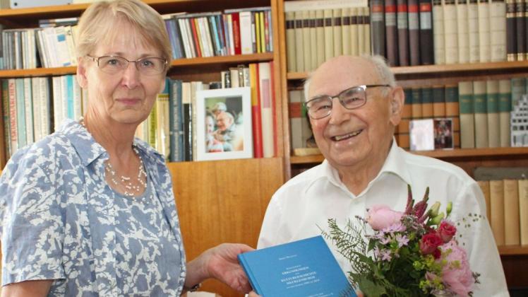 Zum 90.Geburtstag erhielt Dr. Erwin Neumann das Buch mit einigen seiner Aufsätze von Elisabeth Prüß, der Vorsitzenden der Goethe-Ortsvereinigung.