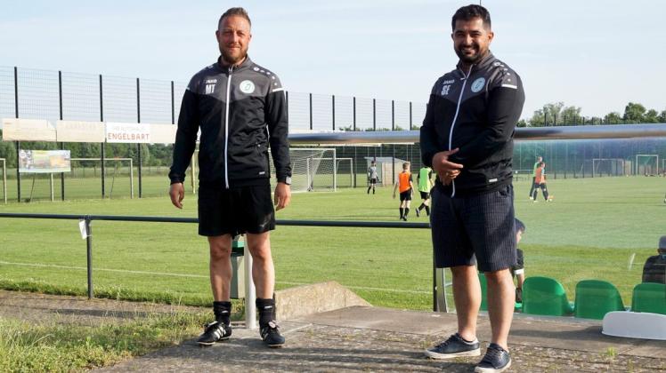 Trainieren von der Saison 2021/22 an die Kreisklassen-Fußballer des Delmenhorster TB: Murat Turan (links) und Serdar Ercin.