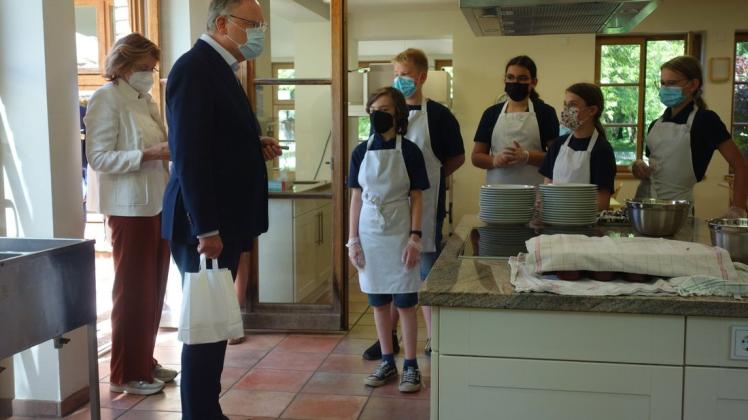 Besuch der Schulküche: Von den Schulkindern bekam Stephan Weil eine Tüte mit selbst gemachten Marmeladen.