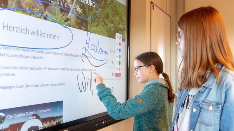 Henrike Glauning und Fenja Eichholz freuen sich über das Medienboard als ersten Preis für ihre innovative Idee.