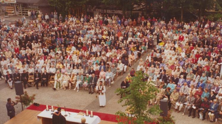 Stadtjubiläum 1996: Zum ökumenischen Gottesdienst zog es eine große Menschenmasse auf den Delmenhorster Marktplatz (Archivfoto).