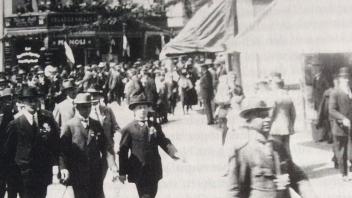 Zu Ehren von Paul von Lettow-Vorbeck: Stahlhelmaufmarsch 1924 in der Delmenhorster Innenstadt.