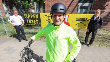 Betonen immer wieder, dass Fahrradhelme im Ernstfall zum Lebensretter werden können: Sebastian Nitsch (vorne) mit Torsten Blume und Ricarda von Seggern von der Polizei Delmenhorst.