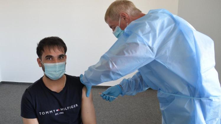 Einer der Impflinge war Lehrling Ahmad Hasan. Dr. Rüdiger Wenzel half bei der Aktion der HN Holding in Parchim.