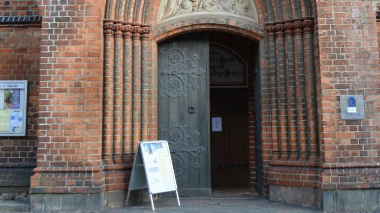 Das Portal der Pfarrkirche: Auch sie gehört zu den Punkten auf der Route der Backsteingotik in Güstrow.