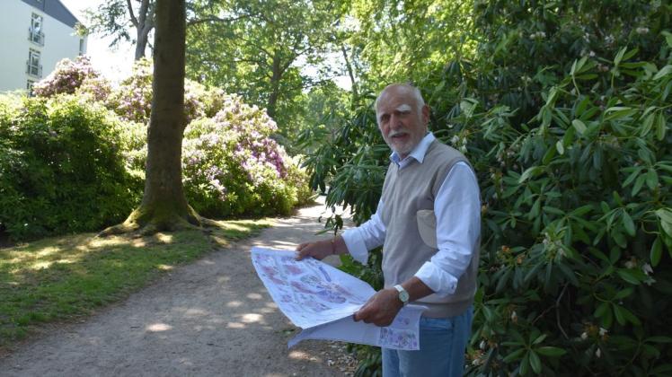 Sein Vater hat den Rhododendronpark in Graal-Müritz einst angelegt. Jetzt hat Dierk Evert die Baumschnittmaßnahmen geplant.