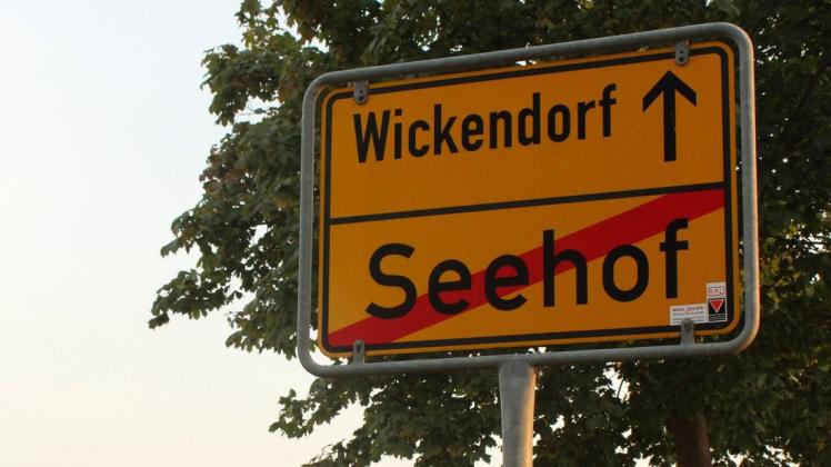 Bis Ende August müssen die Seehofer auf dem Weg nach Schwerin einen Umweg über Lübstorf und die Bundesstraße 106 einplanen, weil die Seehofer Straße in Wickendorf immer wieder voll gesperrt wird.