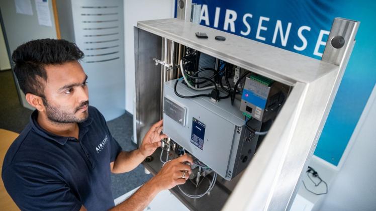 Eine Spürnase für Schiffe: Das Unternehmen Airsense aus Schwerin rüstet drei neue Havarieschiffe des Bundes aus mit Gasdetektorenanlagen aus. Konstrukteur Praneeth Kalagara prüft die Neuentwicklung.