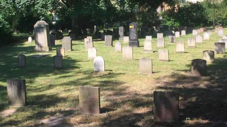 Auf dem Friedhof der Opfer des Faschismus in Schwerin haben mehr als 1500 Menschen ihre letzte Ruhe gefunden, darunter vor allem Angehörige der sowjetischen Streitkräfte.