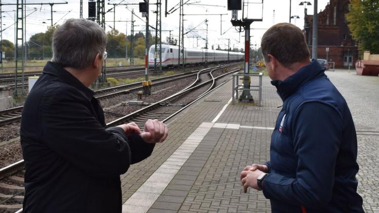 Im Oktober 2020 informierte sich Christian Görke (r.) bei Oliver Hermann über die Pläne für den Ausbau des Bahnhofs  und versprach Unterstützung.