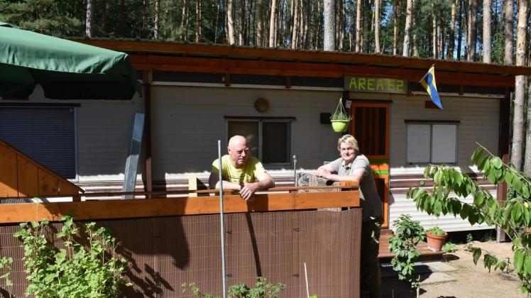 Das tägliche Gespräch mit den Campern ist Pächterin Ines Magnor wichtig, hier mit Uwe Hinz.