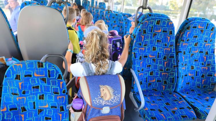 Unter anderem für Sicherheit der jüngsten Fahrgäste und Ordnung im Schulbus sorgen in den Rebus-Bussen die Schulbusassistenten.