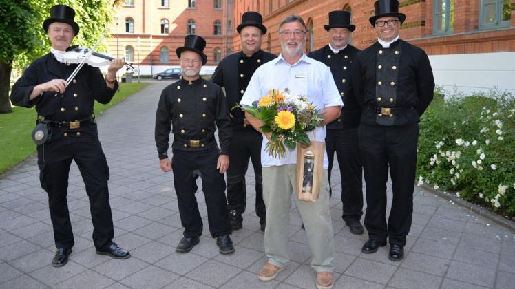Schornsteinfegermeister Ludwigslust-Parchims würdigten Fachgebietsleiter Frank Leuschner (vorn) bei seinem Abschied vom Berufsleben: Frank von Morstein, Dirk Schult, Mario Müller, Bernd Brakenwagen und Daniel Sieber (v. l.).