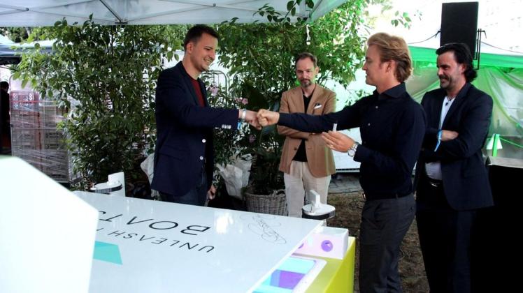 „Unleash Future Boats“ Geschäftsführer Lars Engelhard gibt sich mit Formel-1-Star Nico Rosberg die Faust, nachdem dieser den Prototyp signiert hat.