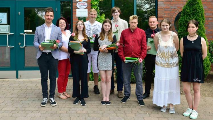 Den erfolgreichen Schulabschluss feiern (v.l.) Felix Rohde, Lisa-Marie Dietze, Lisa Meier, Léon Drefahl, Lukas Gloede, Jannis-Elia Eckert, Tim Tesch, Lea Kretzschmar, Alia Olschewski zusammen mit Klassenleiterin Britta Haberecht (2.v.l.)