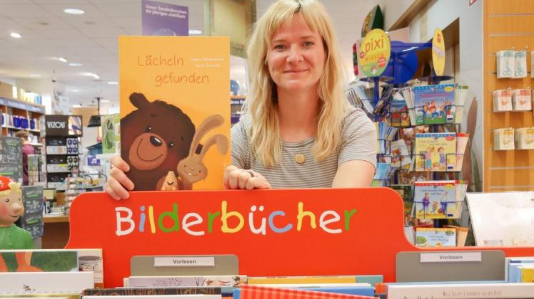 Eine Grafikerin, die Kinderbücher illustriert: Pinnowerin Anita Schmidt zeigt stolz eins ihrer Werke, das es unter anderem im Thalia in Schwerin zu kaufen gibt.