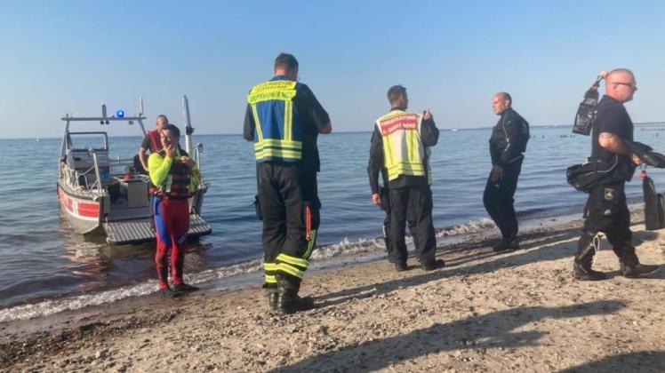 Nachdem am Freitag ein Urlauber nicht vom Schwimmen zurückkehrte, suchten zahlreiche Beamte der Feuerwehr, des DRK und der Polizei den Warnemünder Strand ab.