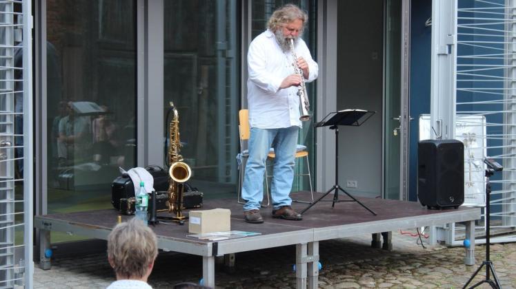 Saxophonist Warnfried Altmann spielt auf einem Sopran-Saxophon eine jüdische Gebetsmelodie.