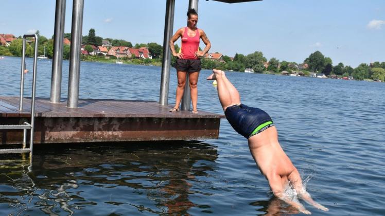 Kein Zögern beim Sprung ins Wasser darf es zukünftig für die Wittenburger Schüler geben, die sich freiwillig zu Rettungsschwimmern in Zarrentin ausbilden lassen.