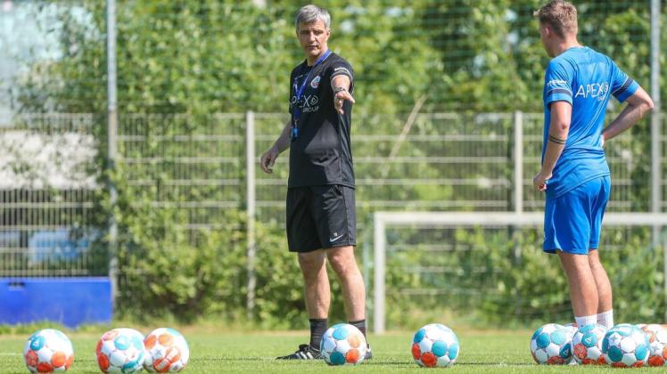 Hansa-Trainer Jens Härtel kann sich vorstellen, mit einer anderen Formation als noch in der 3. Liga in der neuen Spielzeit zu agieren.