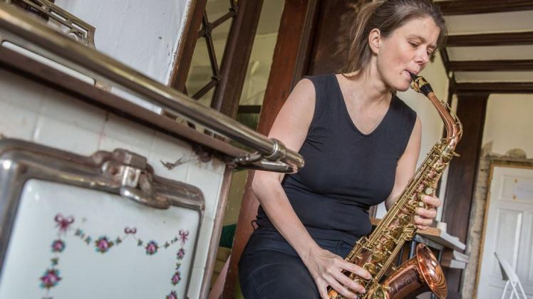 Lässt historische Gutshäuser erklingen: Saxophonistin Claudia Meures plant mit vier weiteren Künstlern eine Konzertreihe in Mecklenburg-Vorpommern.