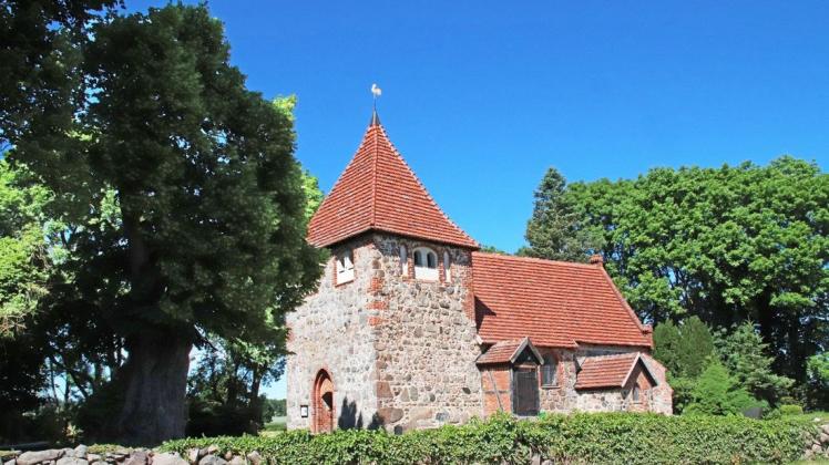 Sie ist imposant und geheimnisvoll, die Linde vor der Laaser Kirche. Nun gilt es, sie fotografisch zu entdecken.