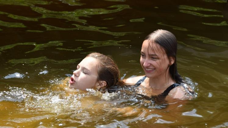 Ihr Ziel ist das Rettungsschwimmerabzeichen Silber. Rade Elisabeth Augustin (r.) übt gerade einen Rettungsgriff im Wasser mit ihrer Partnerin